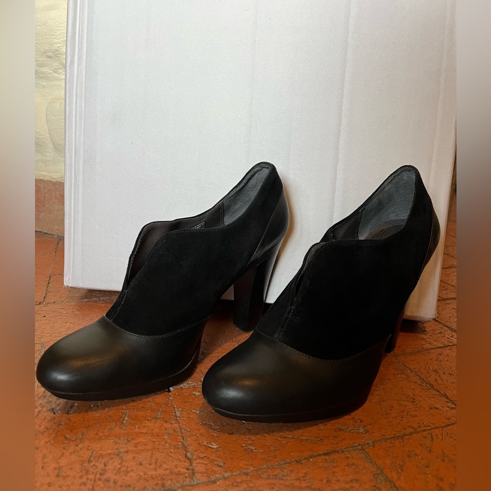 Tsubo Black Suede Booties